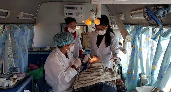 प्रधानमन्त्री ओलीको दाँतको उपचार गर्दै चिकित्सकहरु 