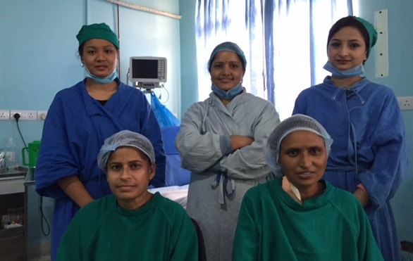 प्रत्यारोपण पछि आइसियु कक्षका नर्ससंग तस्विर खिचाउदै अनुपमा र पवित्रा