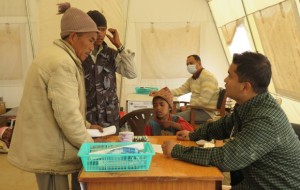 पाँचसय भूकम्प पिडीतको स्वास्थ्य जाँच, अति विपन्नलाई न्यानो कपडा वितरण