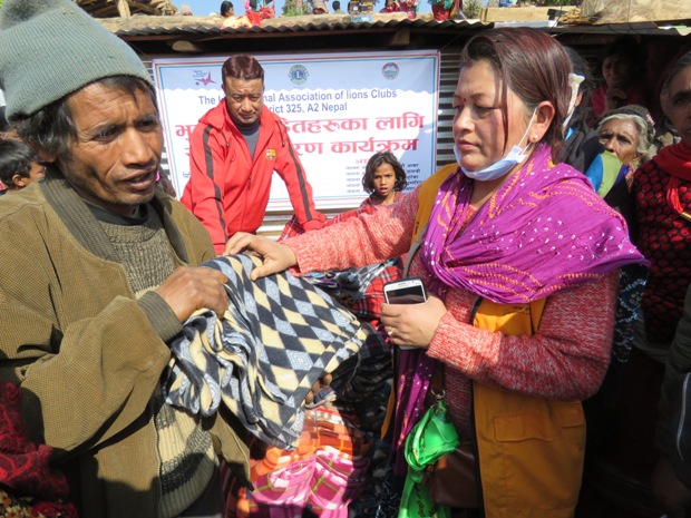 अति विपन्नलाई कम्वल वितरण गरिदै