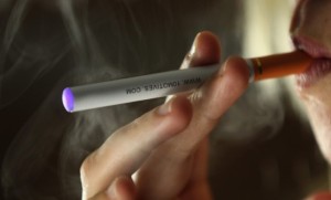 बैज्ञानिकहरु भन्छन, ‘विद्युतीय चुरोट( इ-सिगरेट)को सेवनले पनि क्यान्सरको खतरा छ’