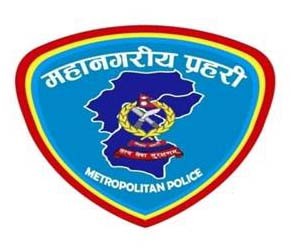 धूमपान विरुद्ध स्कुल कलेजका विद्यार्थीलाई पढाउँदै प्रहरी