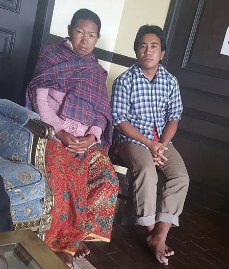 मिर्गौलापिडीत निरमाया (बायातर्फ) आफ्ना पति श्यामबहादुरसंग