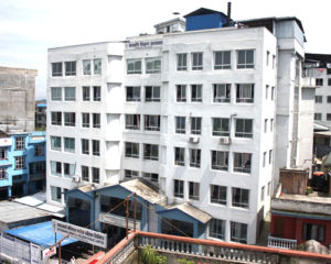काठमाडौँका दुईवटा अस्पतालका एक जना चिकित्सक र तीन जना स्टाफ नर्समा कोरोना संक्रमण