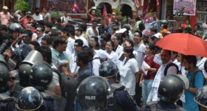 अख्तियार घेराउ गर्न पुगेका केसी समर्थक र प्रहरीबीच झडप, नौ जना पक्राउ