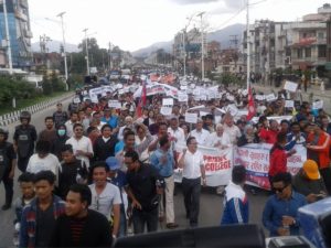 डा. केसीसंग सरकारले गरेको सम्झौता खारेजीको माग गर्दै निजी मेडिकल कलेजद्वारा प्रदर्शन