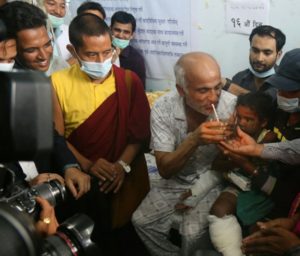 बिरामीको हातबाट जुस पिउँदै डा. केसीले अनशन तोडे
