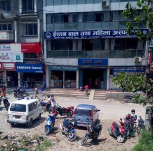 उपचाररत बालकको मृत्यु पछि इशान अस्पतालमा तोडफोड