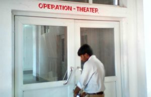 क्वाटर अभाव भएपछि अप्रेशन थिएटरमै सुत्छन् डाक्टरहरु