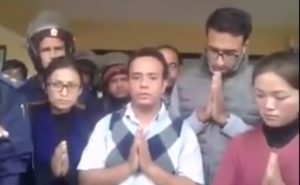 स्वास्थ्यकर्मीलाई अमानवीय तरिकाले माफी मगाएको भन्दै डाक्टरहरुद्धारा आपत्ती