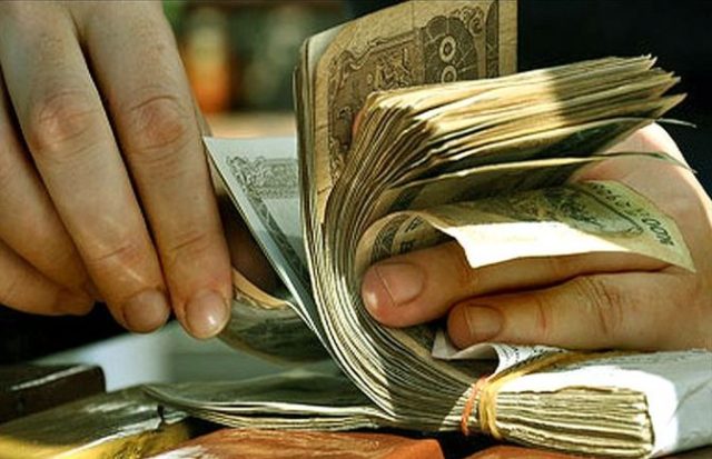 क्यान्सर पीडित बालकको उपचारका लागि गाँउलेले गरे आर्थिक सहयोग