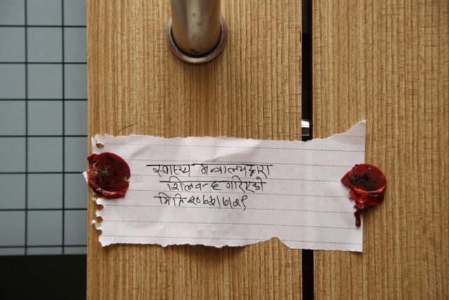 उपत्यकाका ३४ स्वास्थ्य संस्थामा सरकारको छापा, पाँच वटामा सिलबन्दी