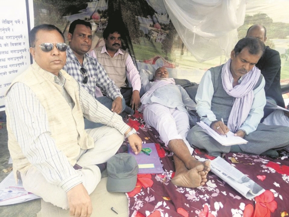 अस्पताल सुधारको माग गर्दै १५ दिनदेखि अनशन