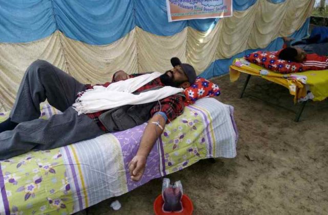 रक्तदानमा नयाँ रेकर्ड : प्रेमसागरले गरे १४८ औँ पटक रक्तदान