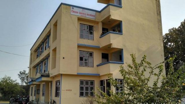 स्वास्थ्य कार्यालय भित्र सुर्ति माड्छन सेवाग्राही, मुकदर्शक बन्छन् कर्मचारी