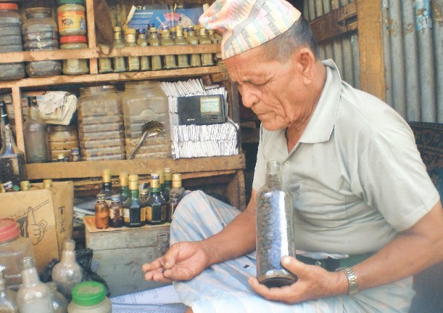 अध्ययन विनाका ‘परम्परागत स्वास्थ्यकर्मी’ गणना गर्दै सरकार