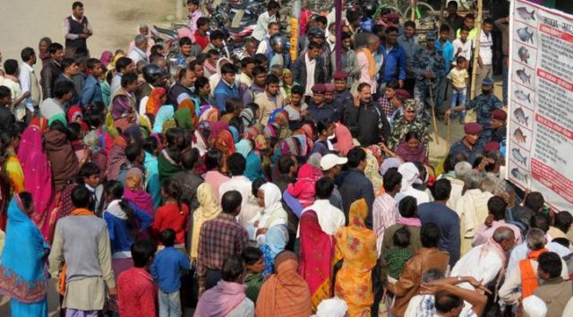 रौतहटको स्वास्थ्य शिविरमा परीक्षण गराउनेको भिड