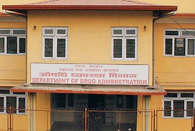 धनुषाको औषधि पसलमा विभागको छापा