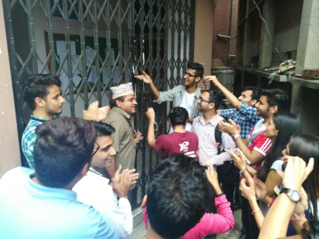 त्रिवि आइओएमको डीन कार्यालयमा स्ववियुले लगायो ताला