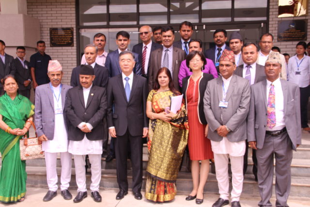 चिनियाँ उपप्रधानमन्त्री वाङ्ग याङ्गद्वारा आयुर्वेदिक अनुसन्धान केन्द्रको अवलोकन