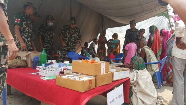 नेपाली सेनाद्वारा बाढी पीडितलाई निशुल्क भोजन र स्वास्थ्य परीक्षण