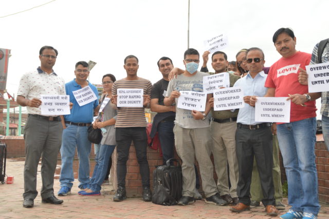 चिकित्सकले क्षतिपूर्ति तिर्नुपर्ने नियम बनाउने निर्णय विरुद्ध प्रदर्शन