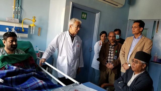 कांग्रेस नेता निधीलाई भेटन ओम अस्पताल पुगे प्रधानमन्त्री देउवा