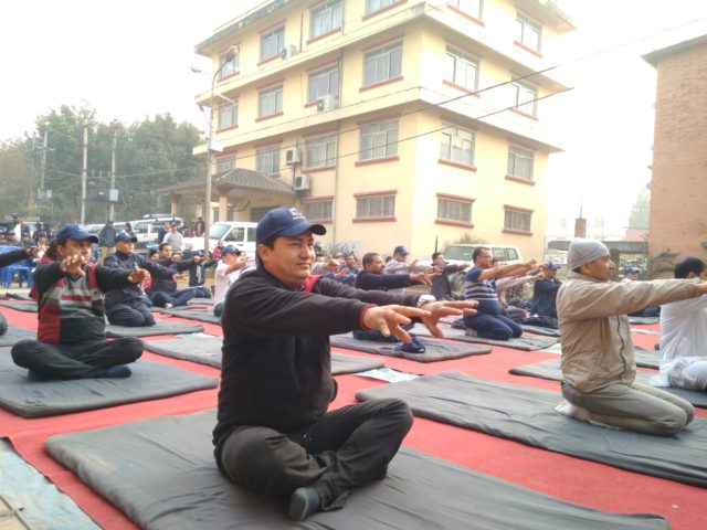 स्वास्थ्य सेवा दिवसको अवसरमा योगअभ्यास र प्रभातफेरी