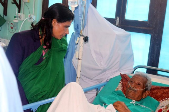 स्वास्थ्य राज्यमन्त्री पद्मा अर्यालले गरिन् लुम्बिनी अञ्चल अस्पतालको निरीक्षण