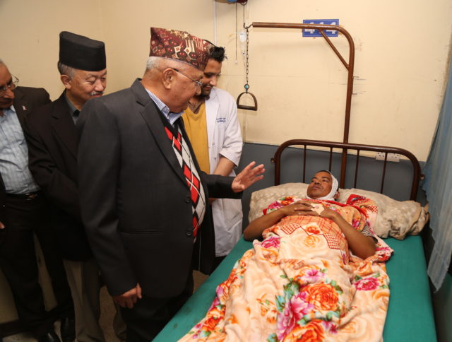 घोडाघोडीका मेयर चौधरीको स्वास्थ्य अवस्था बुझ्न प्रधानमन्त्री ओली शिक्षण अस्पतालमा