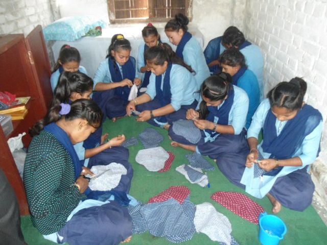विद्यालयमा छात्रा आफैँ सेनेटरी प्याड बनाउँछन्