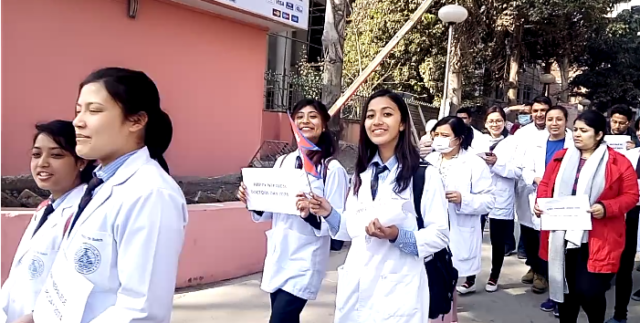 विभिन्न कार्यक्रम गरी चिकित्सक दिवस मनाईयो