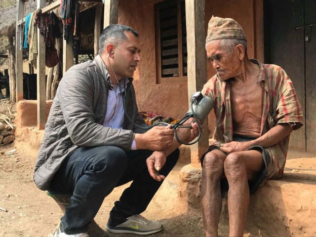 ८० बर्ष माथिका बृद्धबृद्धाको स्वास्थ्य जाँच गर्न घरमै पुग्छन् स्वास्थ्यकर्मी