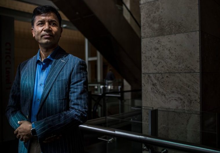 कोहीलाई ‘एके – ४७’ ले तर्साउने, कसैलाई ‘देश छोड’ भन्दै थर्काउने