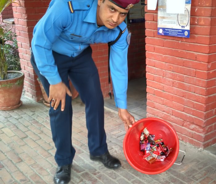 स्वास्थ्य मन्त्रालय प्रवेश गर्ने २० जनाले फ्याँके सूर्तिजन्य पदार्थ