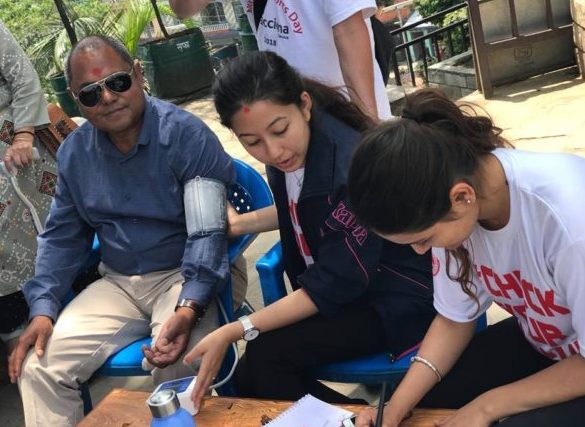 पोखरामा रक्तचाप नाप्दै जन स्वास्थ्यका युवाहरु