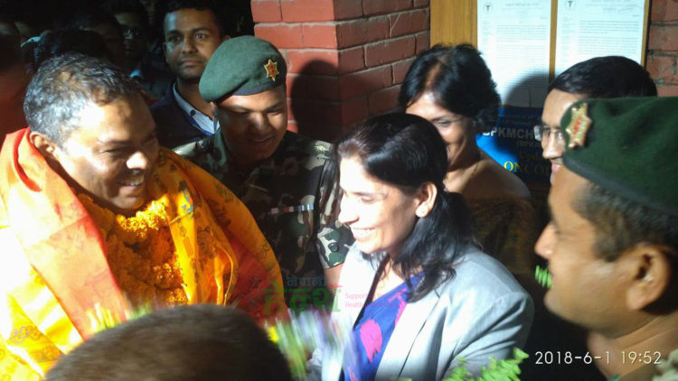 स्वास्थ्य मन्त्रालयमा मन्त्री यादवको यसरी स्वागत गरिन राज्यमन्त्री अर्यालले