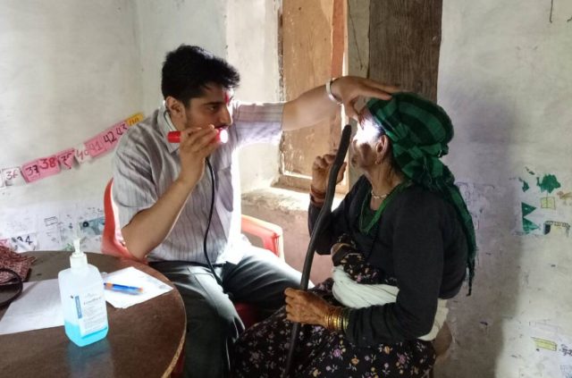 बयलपाटा अस्पतालका चिकित्सकले  बुढाकोट पुगेर दिए नि:शुल्क स्वास्थ्य सेवा