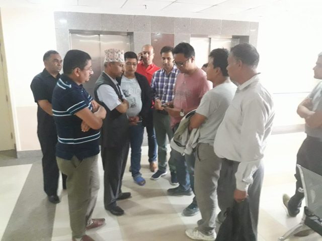 मन्त्रिपरिषद्का पूर्व अध्यक्षले भेटे पाल्पा बस दुर्घटनाका घाइतेलाई