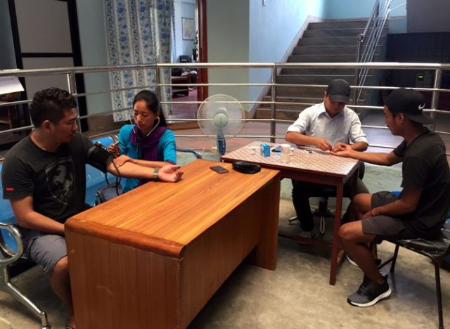 लमजुङ : प्रशासन कार्यालयमै निःशुल्क स्वास्थ्य परीक्षण