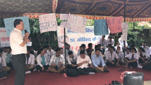 शिक्षण अस्पतालमा आवासीय चिकित्सकहरु सामुहिक अनशनमा
