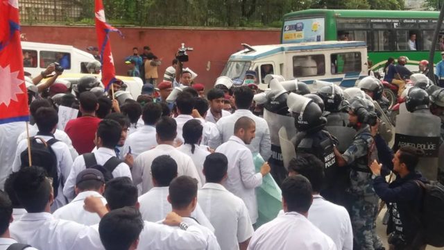 महाराजगञ्ज क्याम्पसका विद्यार्थीलाई प्रहरीले रोकेपछि तनाव