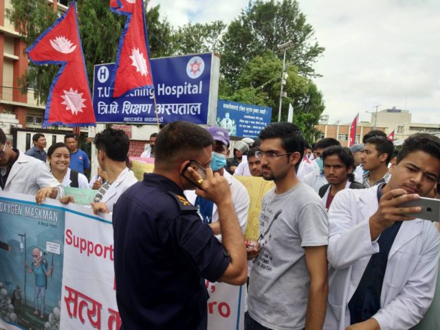 बालुवाटार धर्ना दिन भन्दै हिडेको विद्यार्थीको टोली टिचिङबाटै गिरफ्तार