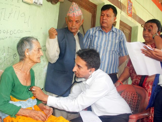 घरघरै पुगेर उपचार दिन थाल्यो रत्ननगर नपाले