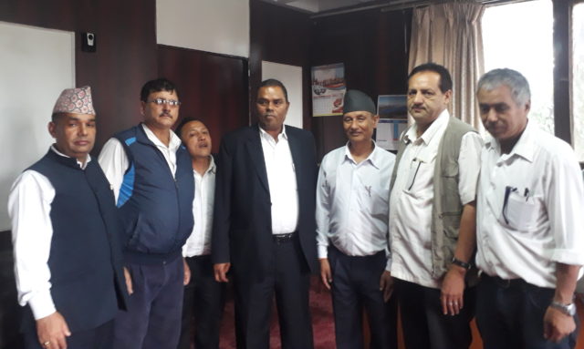 स्वास्थ्यकर्मीहरुले उप-प्रधानमन्त्रीलाई भेटेर भने, ‘खोपको दरबन्दी यथावत राखिदिनुस्’
