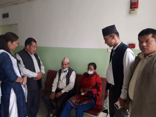 क्यान्सर पिडीत श्रेष्ठको उपचारमा शेरा स्मृति प्रतिष्ठानद्धारा सहयोग