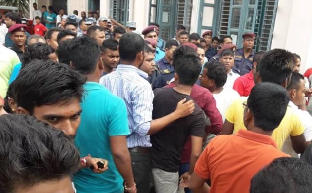 उपचारमा लापरवाही भएको भन्दै सगरमाथा अञ्चल अस्पताल तोडफोड