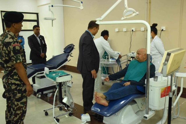 कान्तिपुर डेन्टल पुगेर प्रधानमन्त्री ओलीले गरे दन्त परीक्षण