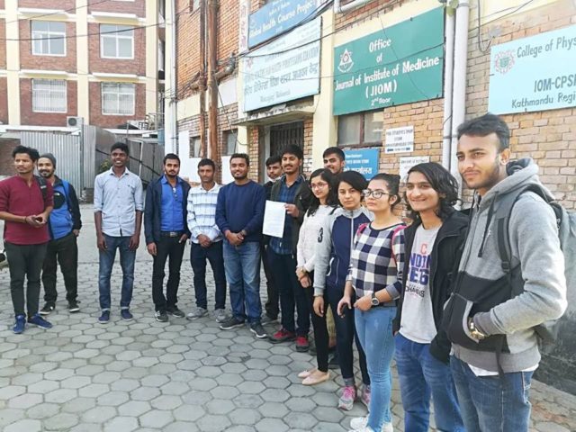 आइओएमको ‘काउन्सिलिङ’ विरुद्धमा विद्यार्थीहरुको धर्ना, पदाधिकारीहरुले चलखेल गरेको आरोप