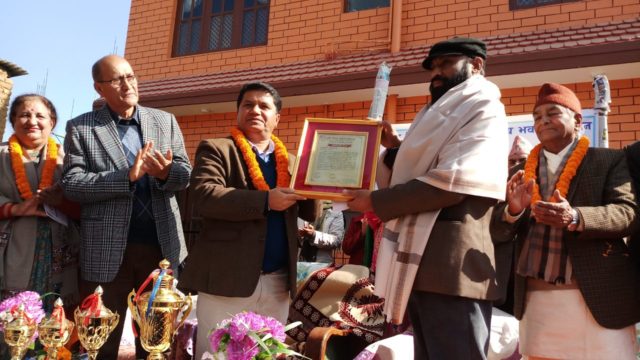 यसबर्षको ‘रमेश विकल सुशीला समाज सेवा पुरस्कार’ शतक रक्तदाता कर्माचार्यलाई